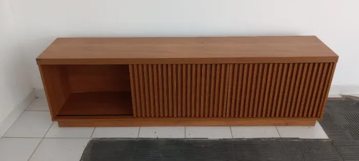 Rack de madeira barato em ótimo estado