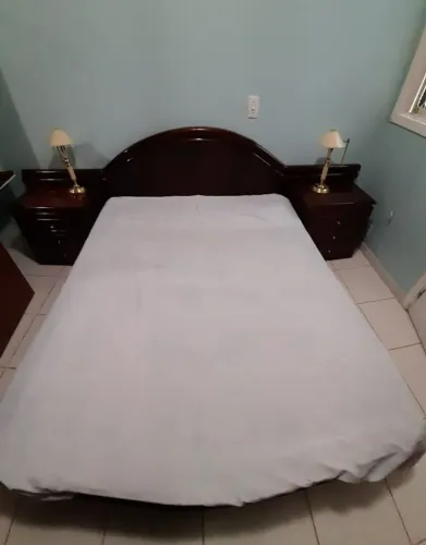 Cama de casal King e criados mudos . Padrão mogno maciço verniz laqueado Trevisan