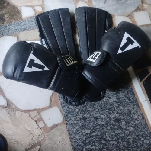 Luvas e cabeleireiras de Muay Thai