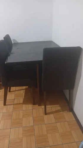 Doa-se mesa com 3 Cadeiras