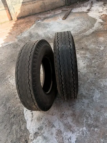 Vendo 2 pneus 7.50 r16 pirelli valor R$:250,00 cada um contato(62)9 *