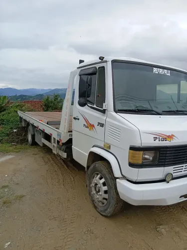 Caminhão  plataforma de guincho 710 plus