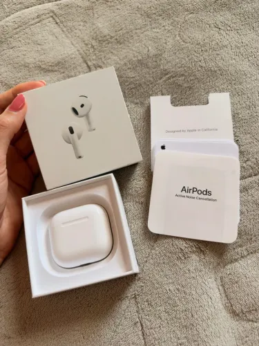 Apple AirPods 4 - com Cancelamento Ativo de Ruído - Novo