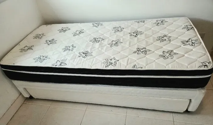 Cama solteiro com cama auxiliar mais colchão ortobom.