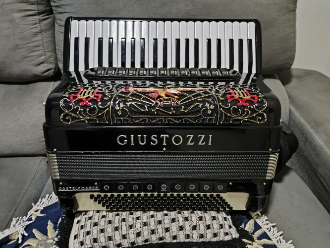 Sanfona/Acordeon Giustozzi 4/5 de voz polifônica