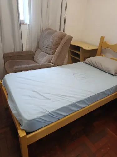 Cama de solteiro com colchão em ótimo estado , semi-novo, criado ,rak e poltrona