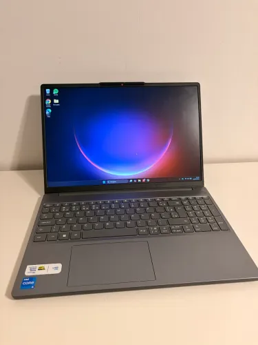 Lenovo IdeaPad Slim 3 15IRH10