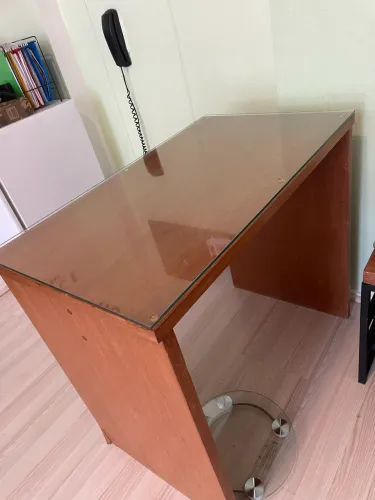 Vendo mesa de escritório, retirar no Jardim Botânico, aceito cartão com acréscimo máquina.