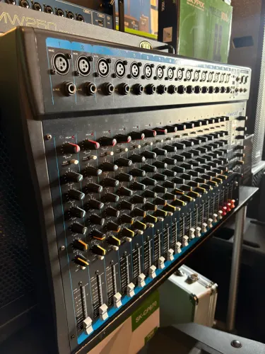 MESA DE SOM 16 CANAIS BIVOLT ONEAL OMX 1602 PHANTOM POWER