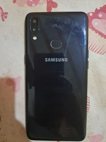 Celular Samsung Galaxy A10s na cor preta.