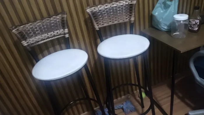 Vende-se 2 BANQUETAS SEMI NOVA
