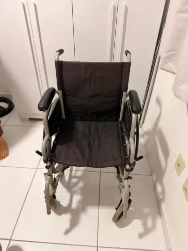 VENDO CADEIRA DE RODAS EM ÓTIMO ESTADO