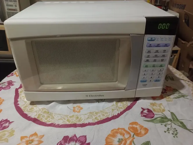 Microondas Eletrolux 28 litros 127 volts 3 mês de garantia R$:250,00