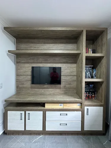 Painel de TV + rack + estante em marcenaria sob medida