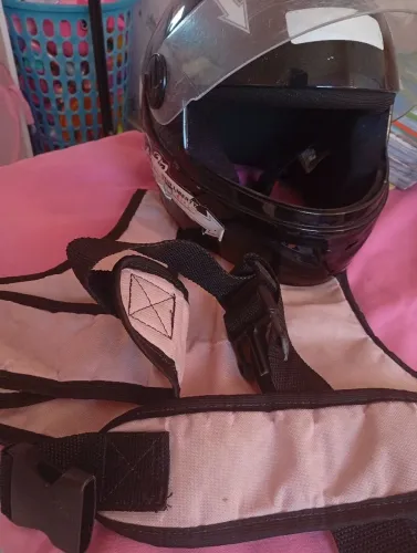 Capacete infantil e colete de segurança