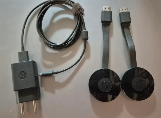Dois Chromecasts originais