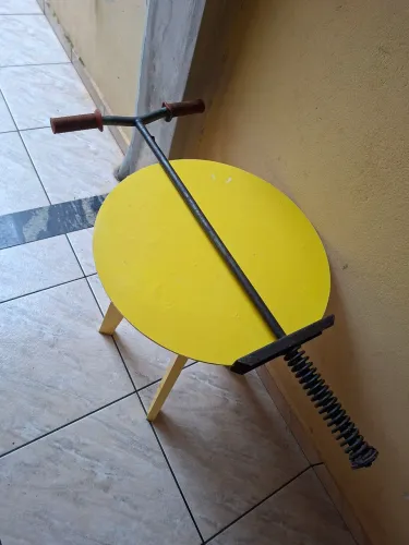 Pula pula antigo de ferro marca Roliza