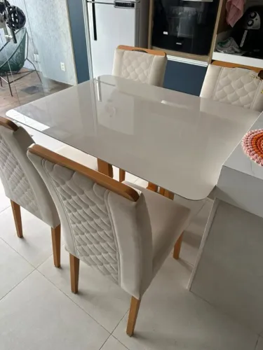 Mesa com 4 cadeiras