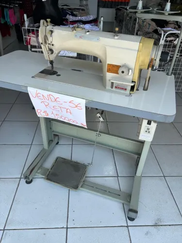 Máquina de costura reta