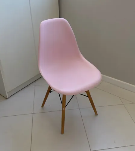 Cadeira Eames Rosa claro