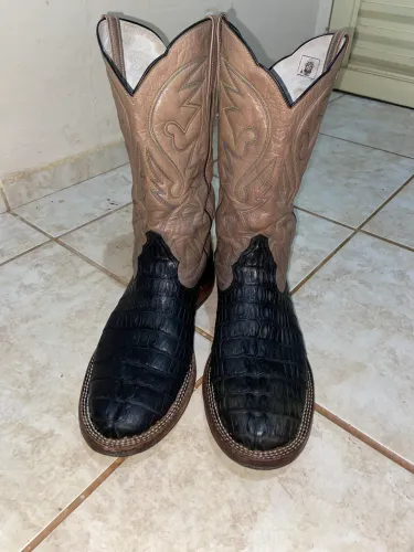 Texana 42, couro de rabo de jacare, bico redondo