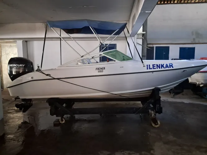 Vendo lancha 16 pés, motor Mercury 60 HP 4 Tempos CT 184 horas de uso.