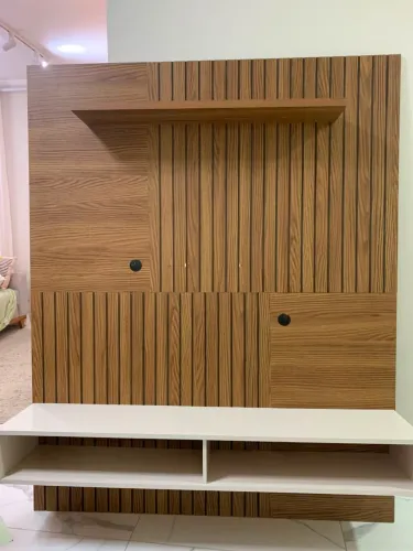 Painel para tv 1,36×1,68 em ótimo estado
