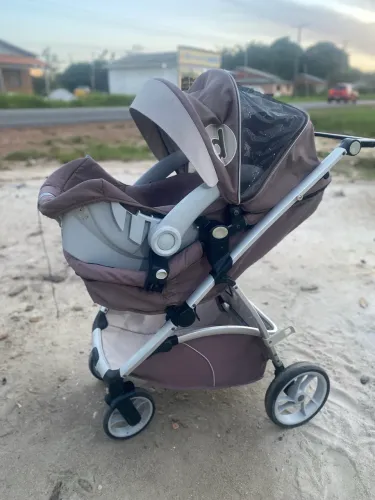 Carrinho com bebê conforto 2 em 1