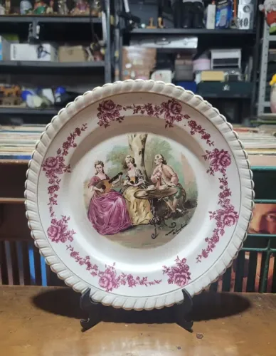 Prato decorativo antigo de porcelana