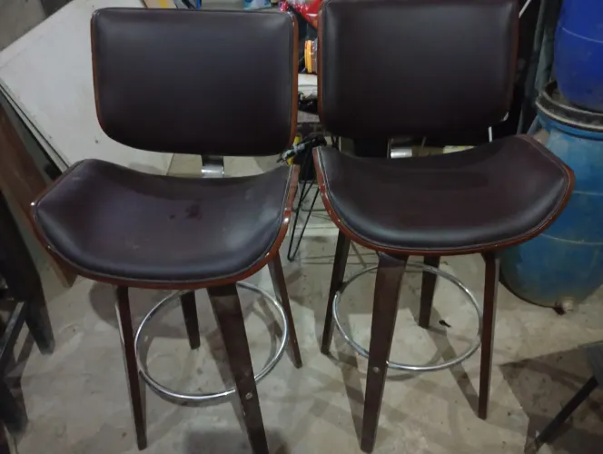 2 Banquetas giratória em couro