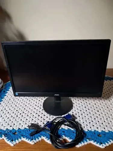 Monitor AOC 18.5" LED - Ótimo Estado (Com Cabos Incluso)