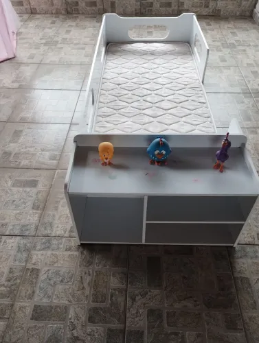 CAMA INFANTIL COM COLCHÃO E PRATELEIRAS! NOVÍSSIMA!!