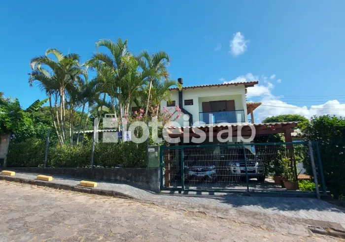 Linda casa no Santinho/Ingleses: 4 Dorms (2 Suítes), SPA e Quintal Arborizado