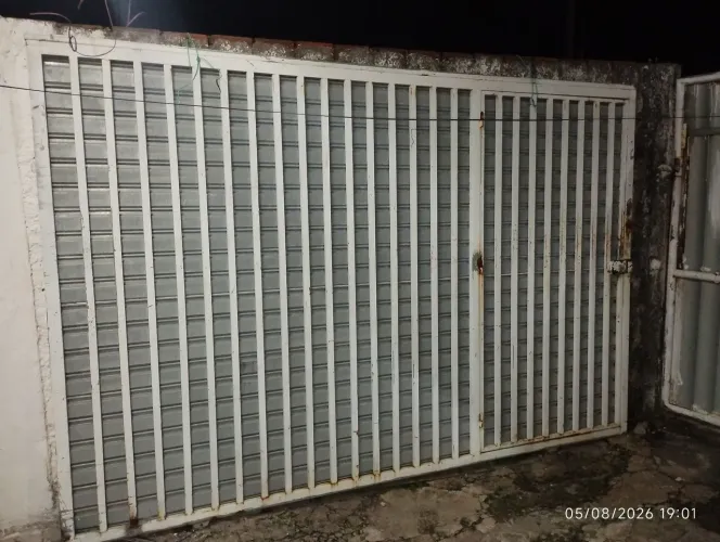 Portão de garagem galvanizado com Chapa Raiada