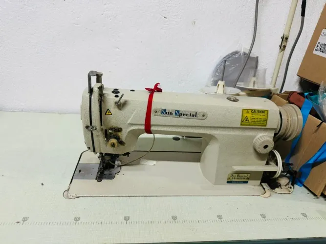 Máquina de costura industrial