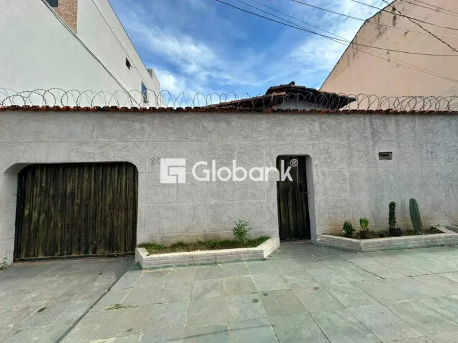 Casa para aluguel em Montes Claros - MG, localizada no bairro Vila Regina, 05 Quarto(s)