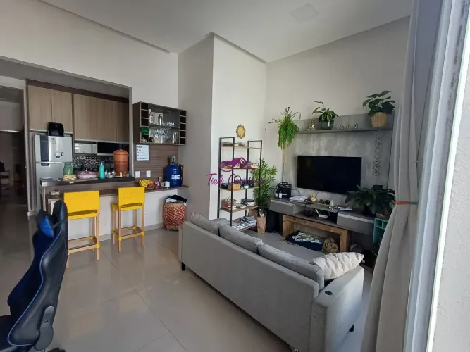 Casa para venda: 2 quartos, 1 suíte, 1 sala, 2 banheiros, 1 vaga de garagem no Jardim Resi