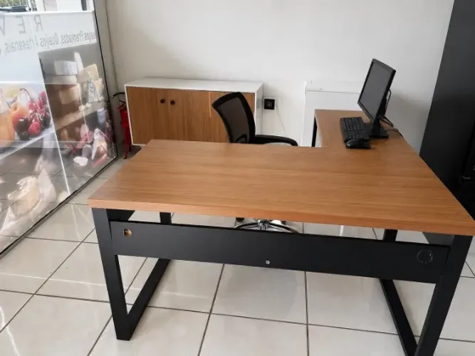 Mesa de escritório em formato L