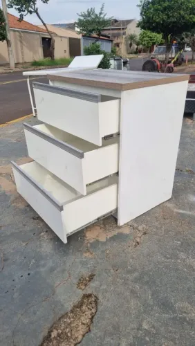 Comoda em mdf bem conservada com marcas de uso medindo 0,80 x 0,57 x 0,91 altura