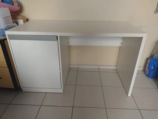 Escrivaninha com porta em MDF