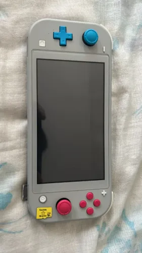 Nintendo Switch lite (Pokemon Edition) + jogos + case + Micro SDXC 256Gb