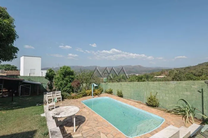 Casa à Venda no Condomínio Vila do Ouro com 4 Quartos 370m²