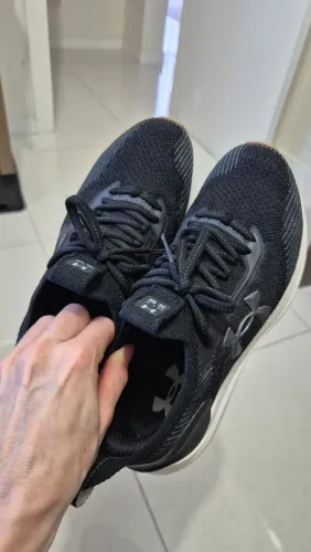 Tenis unissex Under Armour, tam. 37, preto e branco