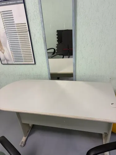 Mesa para consultório/escritório, com gaveteiro, design arredondado, ótimo estado!