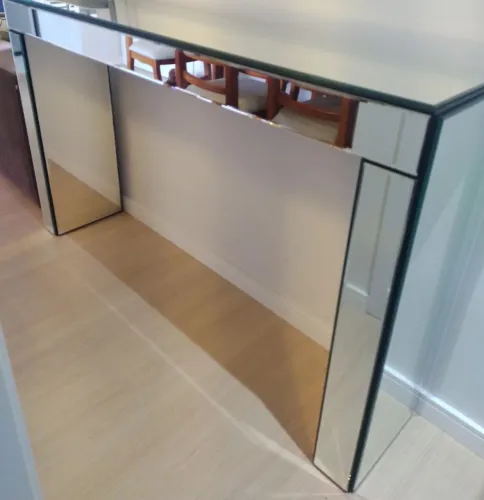 Aparador Espelhado com Tampo de Vidro - Moderno e Elegante