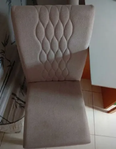Vendo mesa de tampo de madeira e vidro (acompanha 4 cadeiras)