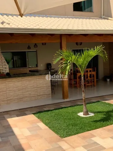 Casa em ótima localização para venda no bairro Nova Uberlândia em Uberlândia-MG