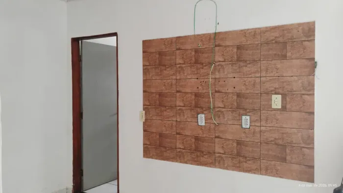 CASA COM DOIS QUARTOS NO VILAGE PRÓXIMO A COMERCIAL ALMEIDA!! 100 MIL