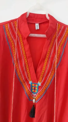 Vestido em Crepe Transparente Rosa Bordado Forrad.T P .Busto 50cm;Cintura 50cm;Altura 98cm