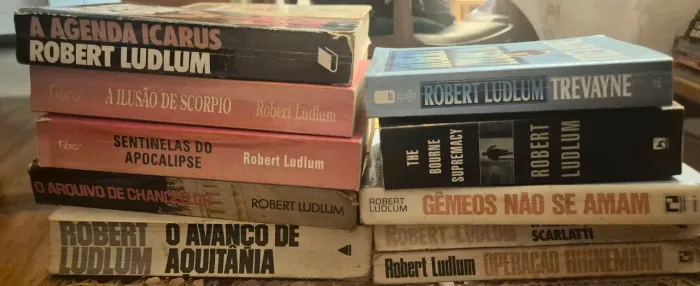 Lote com 10 livros de Robert Ludlum